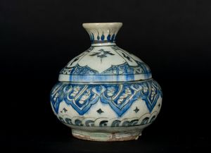 Arte Islamica - 'Base di pipa ad acqua in ceramica bianco blu Iran Safavide, XVII secolo '
