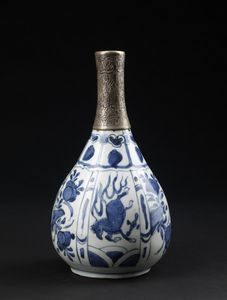 Arte Islamica - 'Bottiglia in ceramica bianco/blu con collo in argento inciso Iran safavide, XVII secolo '