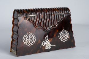 Arte Islamica - 'Scatola in guscio di tartaruga sagomata in forma di borsetta Turchia, inizio XX secolo '