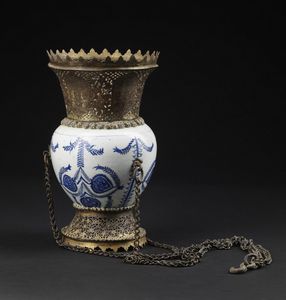 Arte Islamica - 'Vaso Kutahya in ceramica bianco e blu montato come incensiereTurchia Ottomana, XVIII secolo '