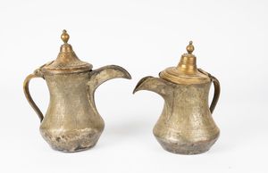 Arte Islamica - 'Coppia di bricchi da caff in metallo Vicino oriente, XIX secolo '