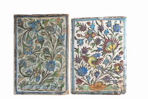 Arte Islamica - 'Due mattonelle persiane in ceramica dipinte con fiori ed uccelli Iran, tardo XIX secolo '