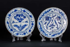 Arte Islamica - 'Coppia di piatti in ceramica decorati con fiori di oppio Turchia Ottomana, XVII secolo '