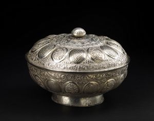 Arte Islamica - 'Ciotola con coperchio in argento sbalzato India o Impero Ottomano, XIX secolo '
