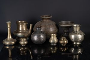 Arte Indiana - 'Gruppo di dieci vasi e basi di huqqa in metallo India, XIX secolo '