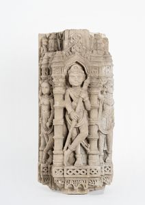 Arte Indiana - 'Elemento architettonico raffigurante DharampalaIndia settentrionale, Gujarat, XVI-XVII secolo'