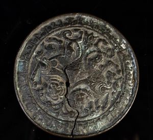 Arte Islamica - 'Specchio in bronzo decorato con sfingi Persia selgiuchide, XII secolo '