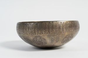 Arte Islamica - 'Ciotola in metallo con decorazione epigraficaMesopotamia settentrionale, XIV secolo '