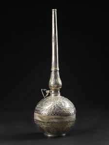 Arte Islamica - 'Bottiglia per polvere da sparo ricoperta in argento sbalzato e parzialmente dorato Forse Algeria, XIX secolo '
