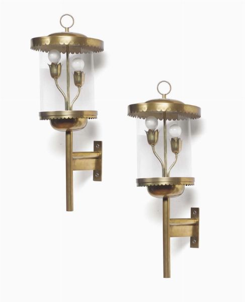 Coppia di grandi lampade da parete con struttura in ottone e diffusori in vetro.  - Asta Design - Associazione Nazionale - Case d'Asta italiane