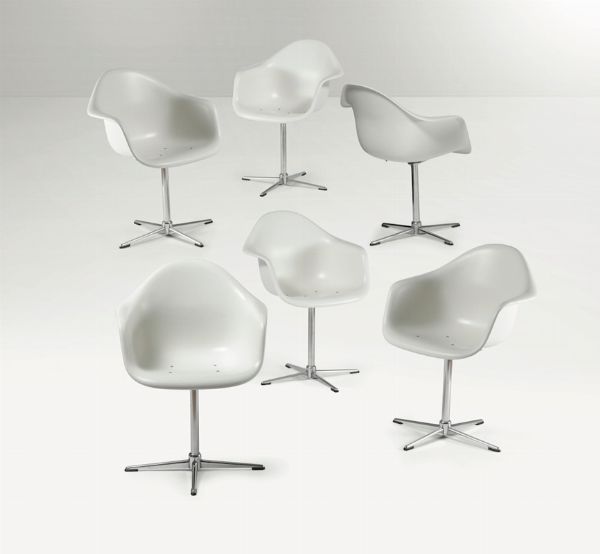 Sei sedie con sostegno in metallo cromato e seduta in vetroresina.  - Asta Design - Associazione Nazionale - Case d'Asta italiane