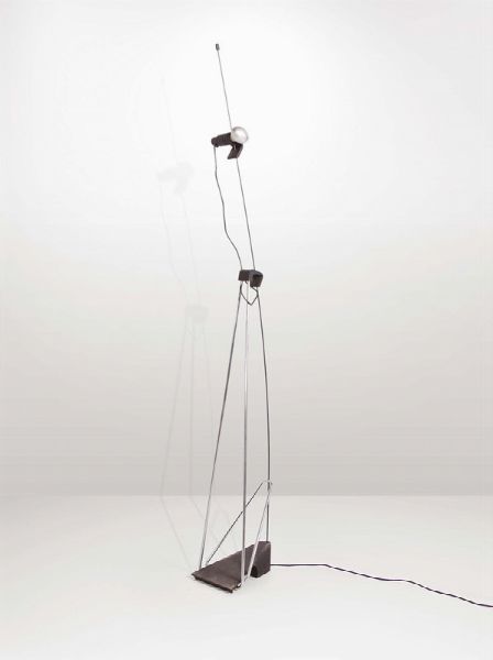 Una lampada da parete con struttura in metallo e diffusore in alluminio laccato.  - Asta Design - Associazione Nazionale - Case d'Asta italiane