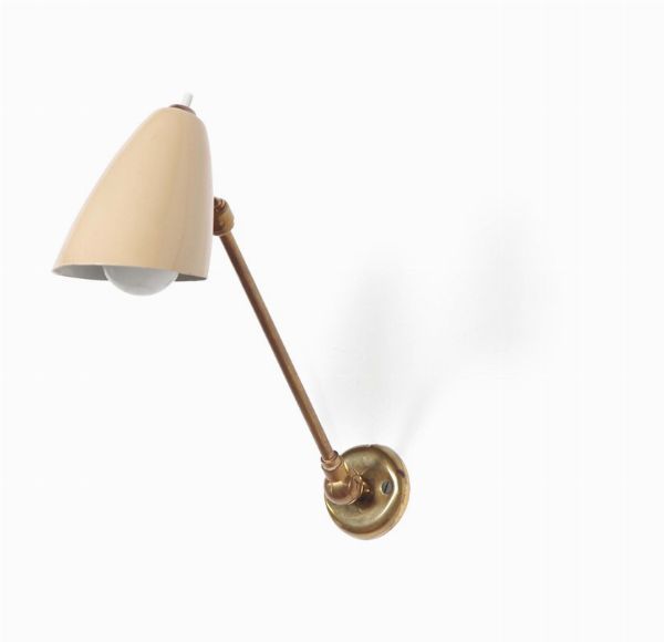 Una lampada da parete con struttura in ottone e diffusore in alluminio laccato.  - Asta Design - Associazione Nazionale - Case d'Asta italiane