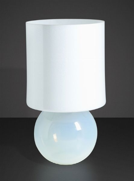 Lampada da tavolo con struttura in vetro iridescente e vetro opalino.  - Asta Design - Associazione Nazionale - Case d'Asta italiane