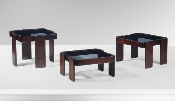 Set di tre tavoli bassi impilabili con struttura in legno e piano in vetro.  - Asta Design - Associazione Nazionale - Case d'Asta italiane