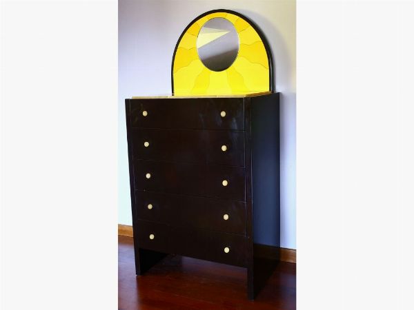 Ugo Nespolo : Cassettone Mataari in legno laccato nero  - Asta House sale: Arte e Design da villa 