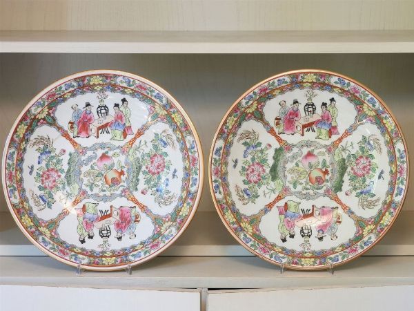 Coppia di piatti in porcellana policroma  - Asta House sale: Arte e Design da villa 