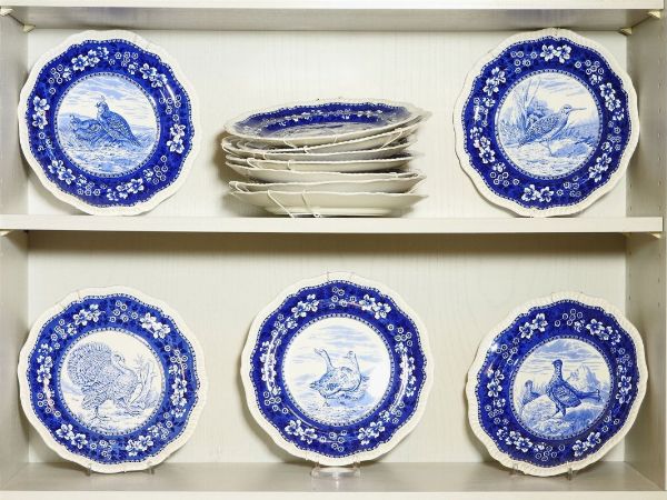 Serie di dodici piatti in terraglia  - Asta House sale: Arte e Design da villa 