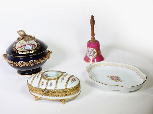 Lotto di oggetti in porcellana policroma  - Asta House sale: Arte e Design da villa 