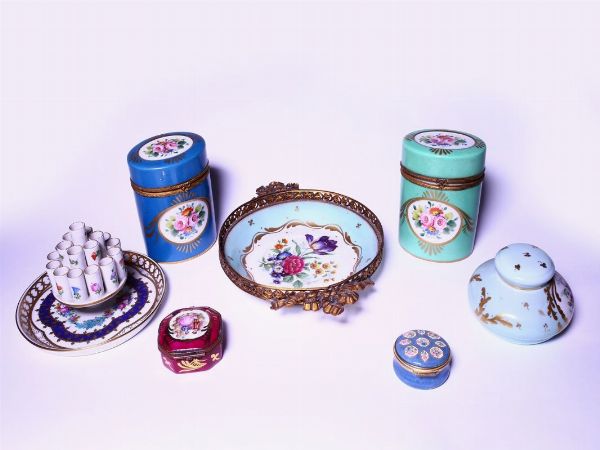 Lotto di oggetti in porcellana policroma  - Asta House sale: Arte e Design da villa 