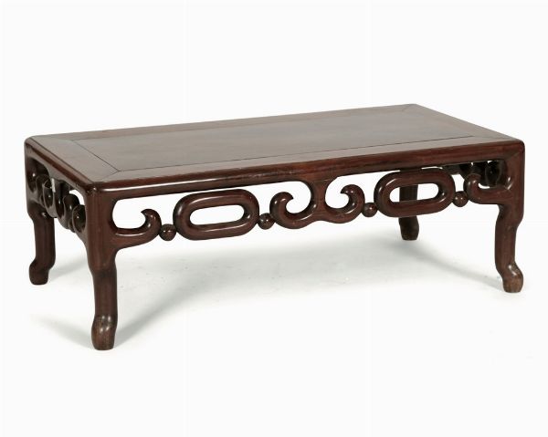 Tavolino da t in legno di homu, Cina, Dinastia Qing, XIX secolo  - Asta Antiquariato - Associazione Nazionale - Case d'Asta italiane