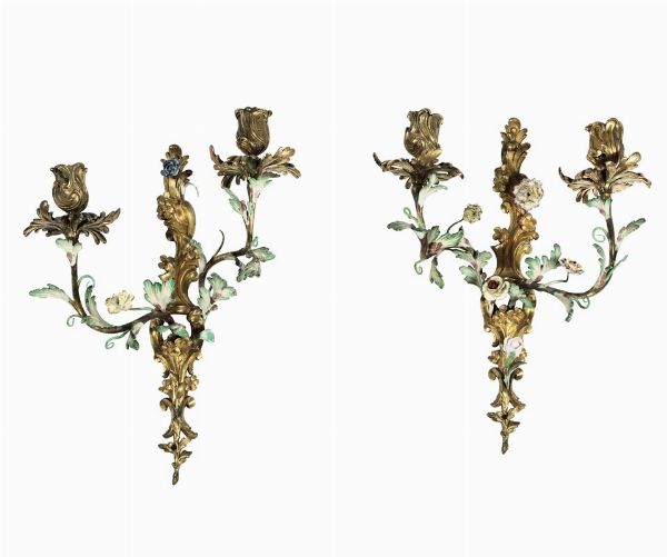 Coppia di appliques Luigi XV in bronzo dorato e metallo dipinto a due fiamme, XVIII secolo  - Asta Antiquariato - Associazione Nazionale - Case d'Asta italiane