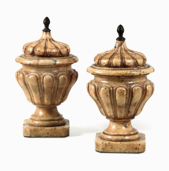 Coppia di vasi con coperchio in marmo giallo, XVII secolo  - Asta Antiquariato - Associazione Nazionale - Case d'Asta italiane