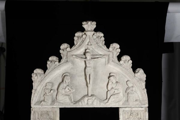 Grande cornice architettonica in marmo bianco scolpito, Veneto XIX-XX secolo  - Asta Antiquariato - Associazione Nazionale - Case d'Asta italiane