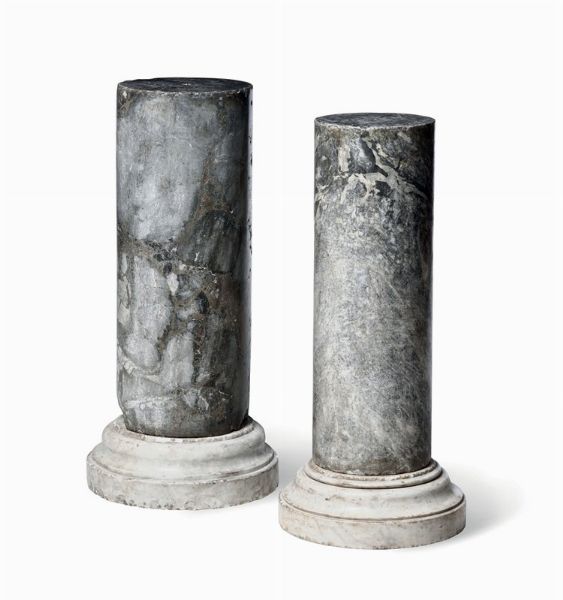 Coppia di colonne in marmo grigio e capitelli in marmo bianco, XX secolo  - Asta Antiquariato - Associazione Nazionale - Case d'Asta italiane