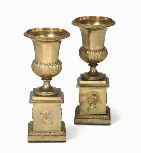 Coppia di vasi tipo medicei in bronzo dorato, XIX-XX secolo  - Asta Antiquariato - Associazione Nazionale - Case d'Asta italiane