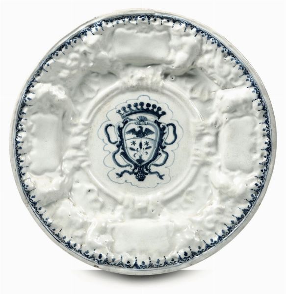 Coppia di grandi piatti Savona, manifattura Salomone, inizio del XVIII secolo  - Asta Antiquariato - Associazione Nazionale - Case d'Asta italiane