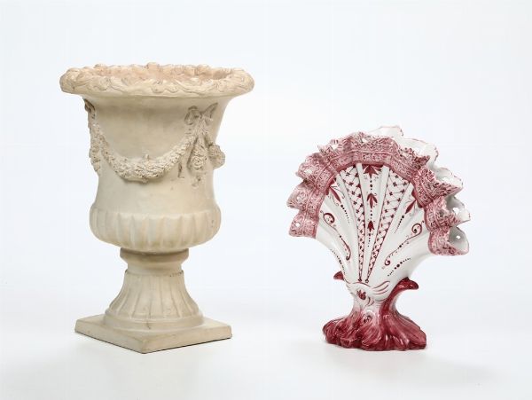 Vaso in porcellana a ventaglio e vaso in gesso  - Asta Antiquariato - Associazione Nazionale - Case d'Asta italiane