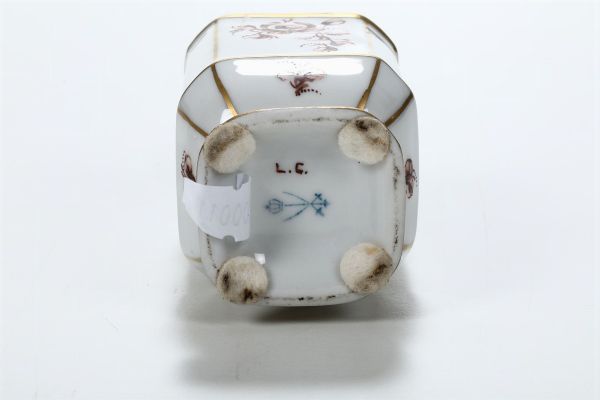 Piccola scatola con coperchio in porcellana con decoro floreale policromo  - Asta Antiquariato - Associazione Nazionale - Case d'Asta italiane