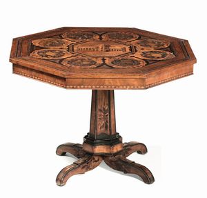 Tavolino ottagonale in legno impiallacciato ed intarsiato, XIX secolo  - Asta Antiquariato - Associazione Nazionale - Case d'Asta italiane