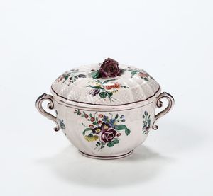 Tazza da brodo in porcellana policroma. Ginori, XVIII secolo  - Asta Antiquariato - Associazione Nazionale - Case d'Asta italiane