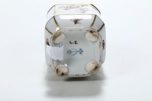 Piccola scatola con coperchio in porcellana con decoro floreale policromo  - Asta Antiquariato - Associazione Nazionale - Case d'Asta italiane