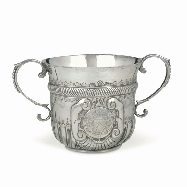 Porringer in argento sbalzato e cesellato, Inghilterra 1706  - Asta Argenti da Collezione - Associazione Nazionale - Case d'Asta italiane