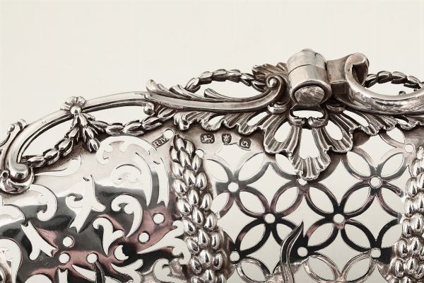 Cestino in argento fuso, sbalzato e cesellato. Città di Londra 1771  - Asta Argenti da Collezione - Associazione Nazionale - Case d'Asta italiane