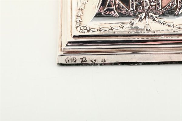 Set in argento sterling composto da quattro candelabri in stile neoclassico corinzio. Bolli Londra 1795 (non pertinenti), Bolli dell'argentiere PS (Paul Storr) non pertinenti  - Asta Argenti da Collezione - Associazione Nazionale - Case d'Asta italiane
