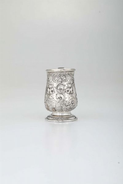 Boccale in argento sbalzato a fiori e volute, presa sagomata, Londra 1759  - Asta Argenti da Collezione - Associazione Nazionale - Case d'Asta italiane