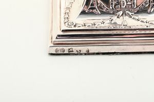 Set in argento sterling composto da quattro candelabri in stile neoclassico corinzio. Bolli Londra 1795 (non pertinenti), Bolli dell'argentiere PS (Paul Storr) non pertinenti  - Asta Argenti da Collezione - Associazione Nazionale - Case d'Asta italiane