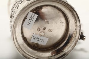 Boccale in argento Sterling sbalzato e cesellato, Londra, 1768, argentiere Wm.Tuite (?)  - Asta Argenti da Collezione - Associazione Nazionale - Case d'Asta italiane
