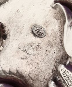 Cornice in argento con specchio sagomato e molato. Argentieria artistica italiana, seconda metà del XX secolo  - Asta Argenti da Collezione, XX Secolo - Associazione Nazionale - Case d'Asta italiane