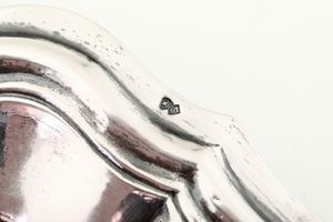 Raro piatto ovale in argento massiccio squisitamente realizzato a mano in stile settecentesco, 1890 circa, argentiere DL  - Asta Argenti da Collezione, XX Secolo - Associazione Nazionale - Case d'Asta italiane