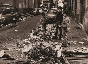 ALDO VITO BONASIA : Mucchio di rifiuti in una via di Napoli durante uno sciopero dei netturbini  - Asta ASTA DI FOTOGRAFIA e OPERE D'ARTE SU CARTA - Associazione Nazionale - Case d'Asta italiane