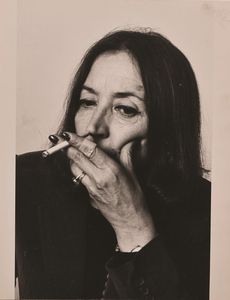 ENRICO BELLUSCHI : Oriana Fallaci  - Asta ASTA DI FOTOGRAFIA e OPERE D'ARTE SU CARTA - Associazione Nazionale - Case d'Asta italiane
