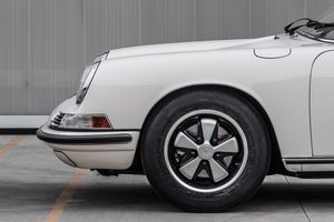 Porsche : 1968 Porsche 911 S Targa Light Ivory - 2018 Porsche 911 TARGA 4S Light Ivory  - Asta Automobili da collezione - Associazione Nazionale - Case d'Asta italiane
