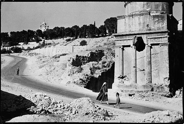 Leonard Freed : Jerusalem, russian church and absalom's pillar  - Asta Fotografia - Associazione Nazionale - Case d'Asta italiane