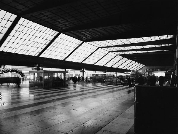 GABRIELE BASILICO : Firenze, Stazione  - Asta Fotografia - Associazione Nazionale - Case d'Asta italiane