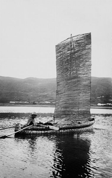 MARTIN CHAMBI : Tipica imbarcazione del lago Titicaca, Puno  - Asta Fotografia - Associazione Nazionale - Case d'Asta italiane